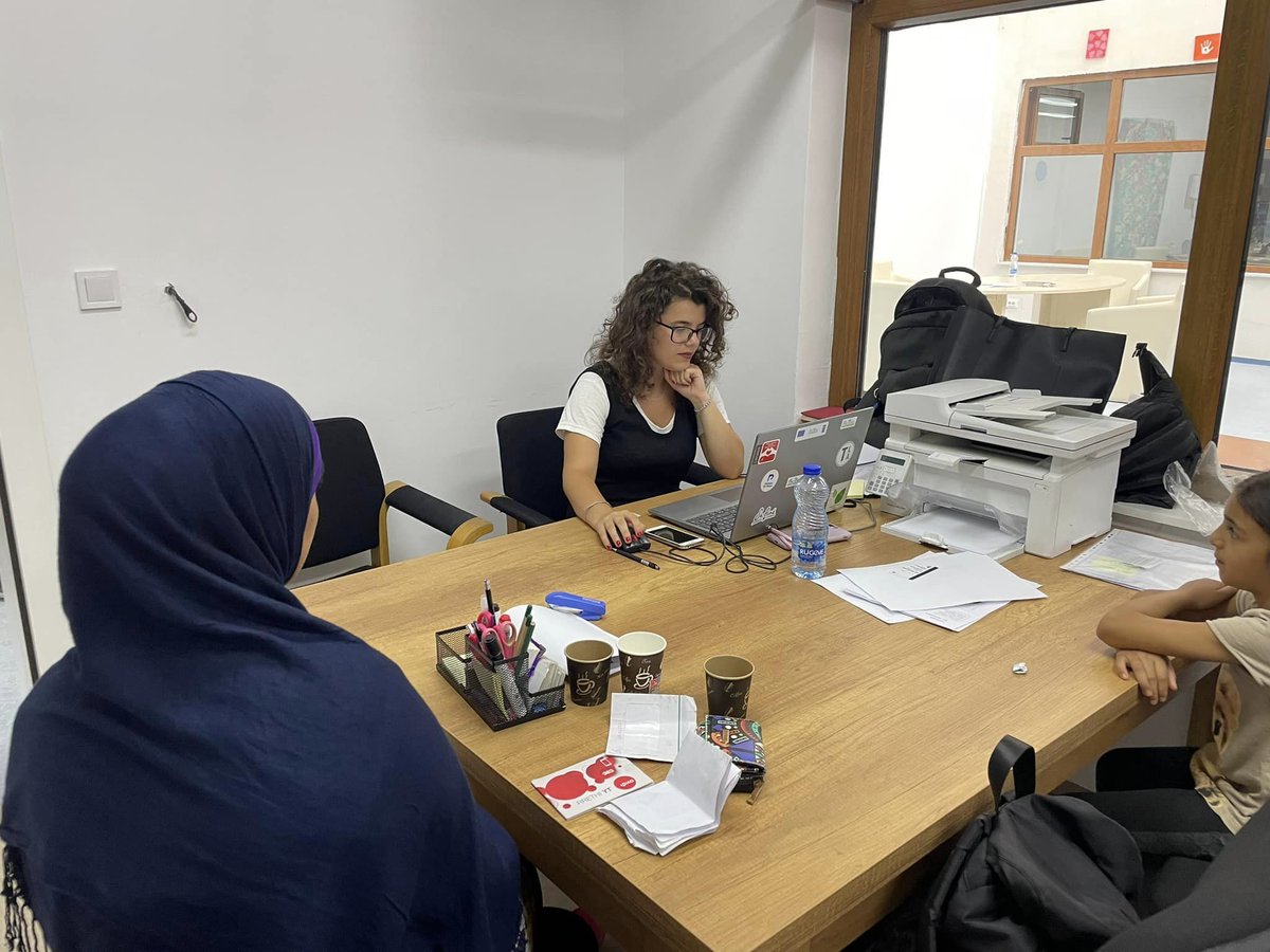 Anëtarët e stafit tonë po i asistojnë familjet nga komunitetet Rom, Ashkali e Egjiptian në aplikime per subvencionimet e teksteve shkollore.
Duke pasur parasysh pabarazinë digjitale dhe sfidat për shkollim tek keto komunitete, stafi po ndihmon në mënyrë vullnetare.