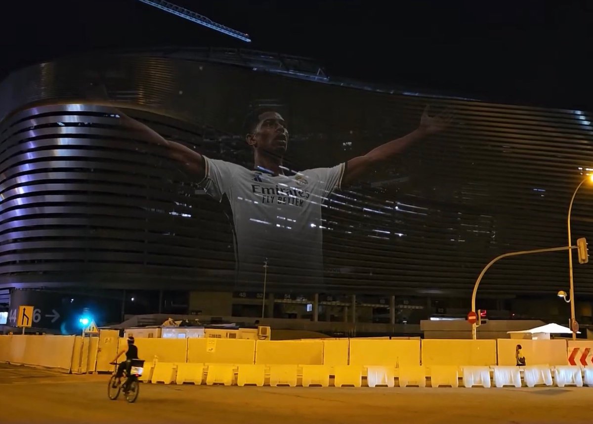 dd_analysis's tweet photo. Jude Bellingham's celebration scene outside the new Santiago Bernabeu.
πΈ @jcairetaserra
@REAl_MADRID_CF0
#ddanalysis
Follow ddanalysis on all social platforms: https://t.co/J2WBzWPpwY https://t.co/dmWQ2X2kQq