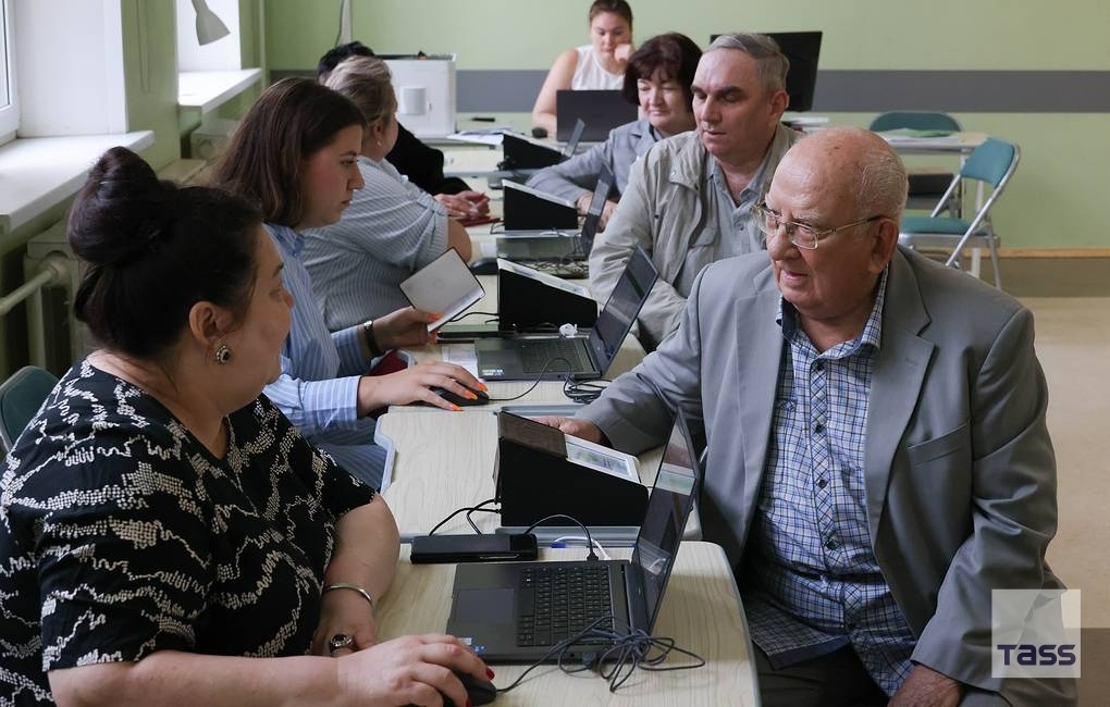 tassagency_en's tweet photo. Voting began normally in the Russian capital on Friday, with observers being present in all polling stations, said Vadim Kovalev, head of the Public Headquarters for Election Monitoring in Moscow:
https://t.co/qAw9qwLhex https://t.co/0lbvVZ1FIu