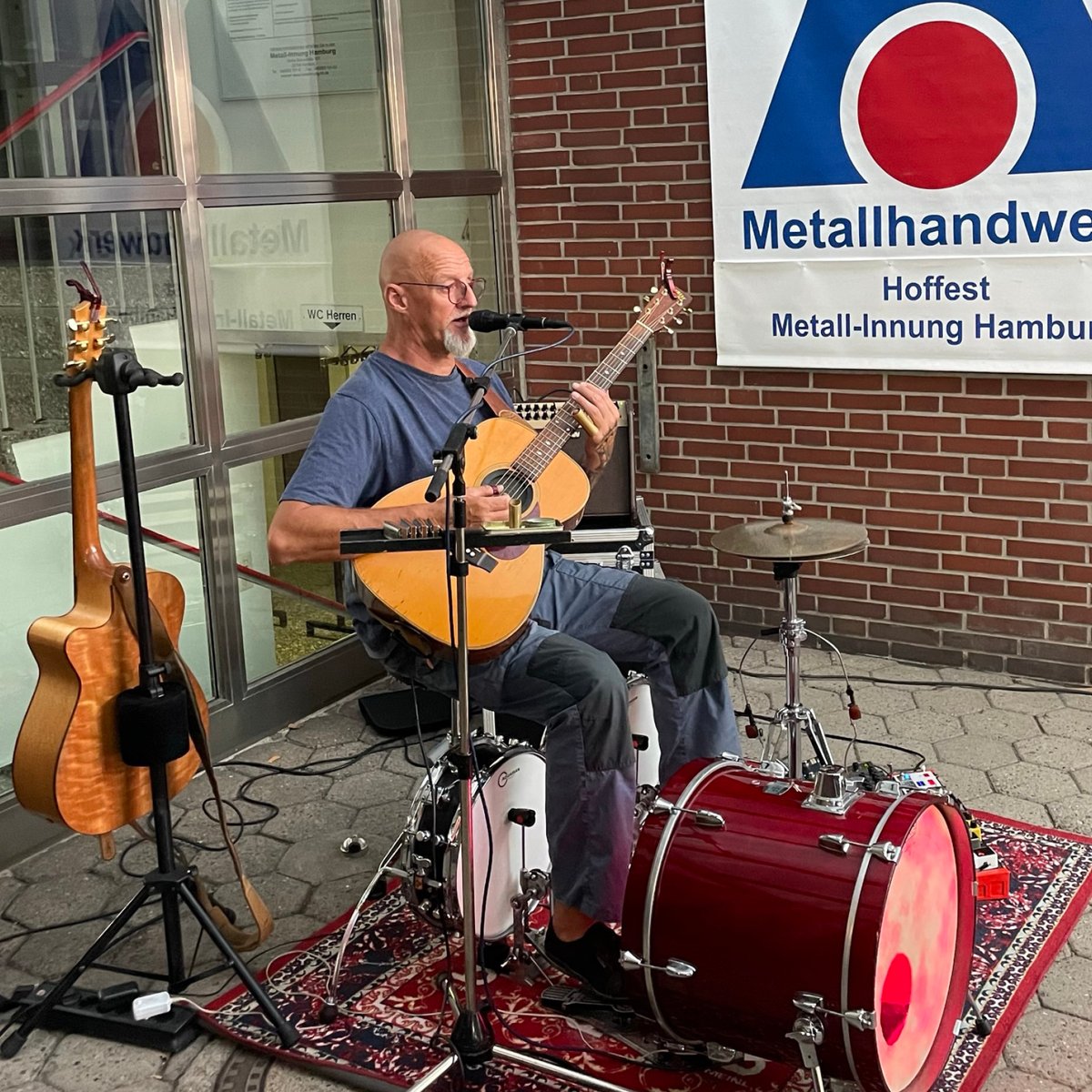 Rockig und lecker in passendem Ambiente war es ebenfalls wieder - Hoffest der Metall-Innung Hamburg.
#handwerkistleidenschaft #handwerkverbindet #nachwuchshandwerker #jazurausbildung #jazummeister #youneverwalkalone #gottsberg