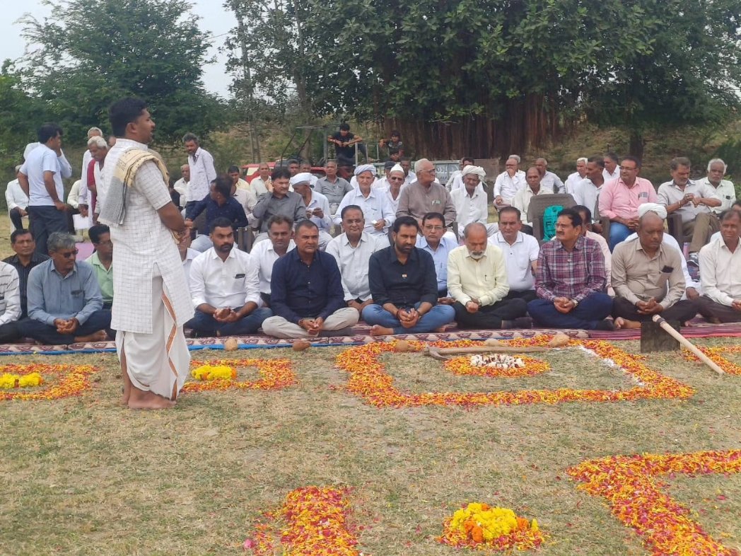 ikaushikvekaria's tweet photo. આજે લાઠી તાલુકાના અકાળા ખાતે નવનિર્મિત માધ્યમિક શાળા ભવનનું ખાતમુર્હુત કર્યું.

આ કાર્યક્રમમાં જિલ્લા અને તાલુકા પંચાયતના ચુંટાયેલા પ્રતિનિધિઓ, સંગઠનના હોદ્દેદારો, ગામના સરપંચશ્રી તેમજ મોટી સંખ્યામાં ગ્રામજનો ઉપસ્થિત રહ્યા. https://t.co/Skar2VOqJN