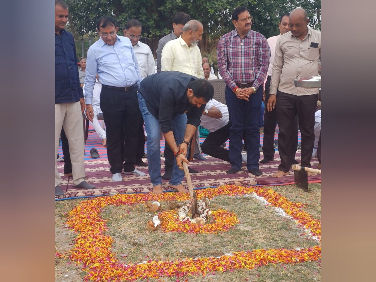 ikaushikvekaria's tweet photo. આજે લાઠી તાલુકાના અકાળા ખાતે નવનિર્મિત માધ્યમિક શાળા ભવનનું ખાતમુર્હુત કર્યું.

આ કાર્યક્રમમાં જિલ્લા અને તાલુકા પંચાયતના ચુંટાયેલા પ્રતિનિધિઓ, સંગઠનના હોદ્દેદારો, ગામના સરપંચશ્રી તેમજ મોટી સંખ્યામાં ગ્રામજનો ઉપસ્થિત રહ્યા. https://t.co/Skar2VOqJN