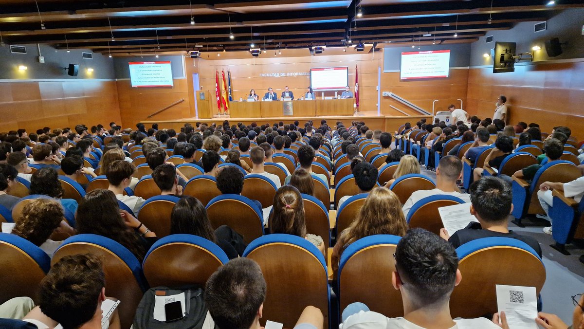 guille_fdi's tweet photo. Lleno en el acto de bienvenida de la @informaticaucm 
Bienvenidos a todos los nuevos estudiantes https://t.co/EzbxkSljdB