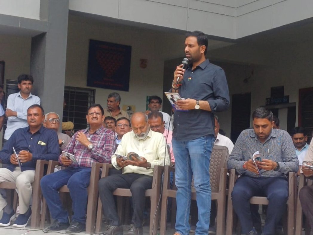 ikaushikvekaria's tweet photo. આજે લાઠી તાલુકાના અકાળા ખાતે નવનિર્મિત માધ્યમિક શાળા ભવનનું ખાતમુર્હુત કર્યું.

આ કાર્યક્રમમાં જિલ્લા અને તાલુકા પંચાયતના ચુંટાયેલા પ્રતિનિધિઓ, સંગઠનના હોદ્દેદારો, ગામના સરપંચશ્રી તેમજ મોટી સંખ્યામાં ગ્રામજનો ઉપસ્થિત રહ્યા. https://t.co/Skar2VOqJN