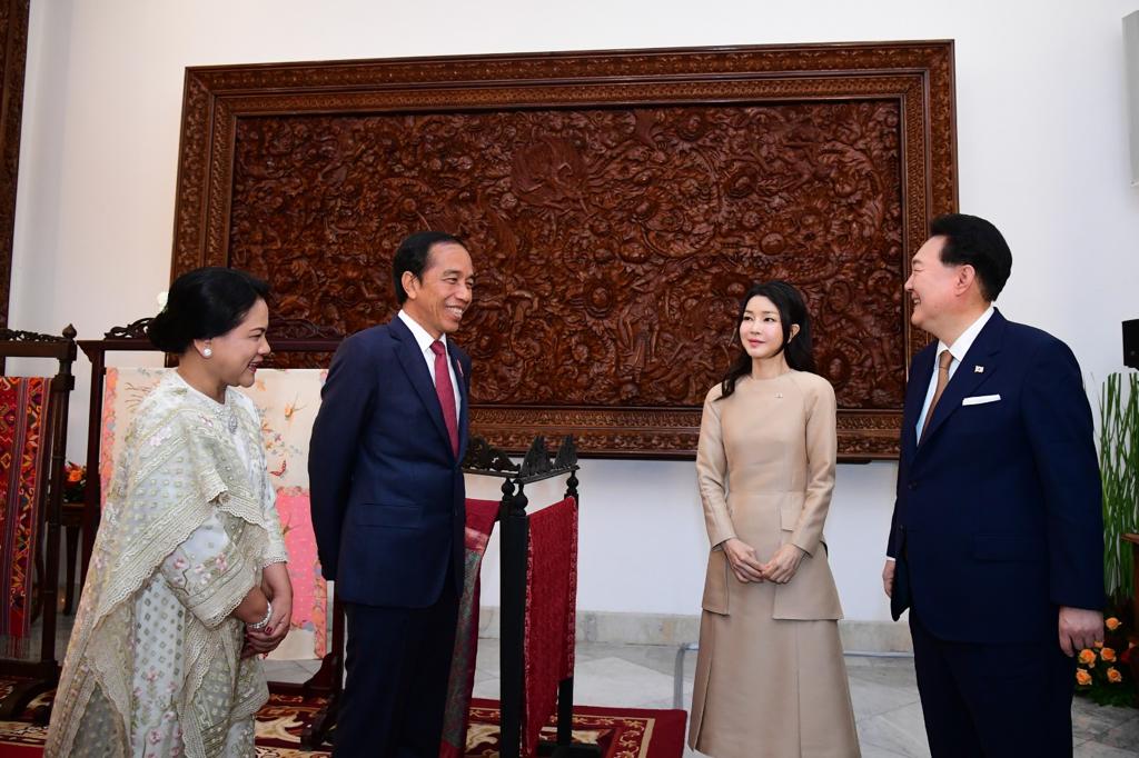 jokowi's tweet photo. Saya dan Ibu Negara menerima kunjungan resmi Presiden Republik Korea Yoon Suk Yeol dan Ibu Kim Keon Hee, di Istana Merdeka, hari ini.

Seusai serangkaian penyambutan kenegaraan, saya dan Presiden Yoon Suk Yeol beserta delegasi melakukan pertemuan bilateral. Di saat yang sama Ibu Negara mengajak Ibu Kim Keon Hee untuk minum teh bersama di Ruang Jepara. 

Dalam pertemuan bilateral tadi, saya mengangkat sejumlah isu untuk dibahas bersama, di antaranya mengenai peningkatan kerja sama investasi antara Indonesia dan Republik Korea dalam pengembangan ekosistem industri kendaraan listrik. 

Selain itu, saya mendorong peningkatan kerja sama di bidang pertanian dan ekonomi hijau disertai harapan agar produksi pertanian Indonesia dapat memiliki akses yang lebih besar di pasar Korea. 

Isu lain yang kami bahas adalah soal kerja sama di bidang pengembangan infrastruktur transportasi dan kesehatan, pembangunan Ibu Kota Nusantara, serta pengiriman dan perlindungan pekerja migran Indonesia.