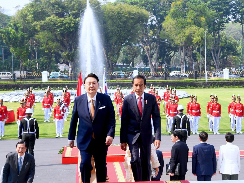 jokowi's tweet photo. Saya dan Ibu Negara menerima kunjungan resmi Presiden Republik Korea Yoon Suk Yeol dan Ibu Kim Keon Hee, di Istana Merdeka, hari ini.

Seusai serangkaian penyambutan kenegaraan, saya dan Presiden Yoon Suk Yeol beserta delegasi melakukan pertemuan bilateral. Di saat yang sama Ibu Negara mengajak Ibu Kim Keon Hee untuk minum teh bersama di Ruang Jepara. 

Dalam pertemuan bilateral tadi, saya mengangkat sejumlah isu untuk dibahas bersama, di antaranya mengenai peningkatan kerja sama investasi antara Indonesia dan Republik Korea dalam pengembangan ekosistem industri kendaraan listrik. 

Selain itu, saya mendorong peningkatan kerja sama di bidang pertanian dan ekonomi hijau disertai harapan agar produksi pertanian Indonesia dapat memiliki akses yang lebih besar di pasar Korea. 

Isu lain yang kami bahas adalah soal kerja sama di bidang pengembangan infrastruktur transportasi dan kesehatan, pembangunan Ibu Kota Nusantara, serta pengiriman dan perlindungan pekerja migran Indonesia.