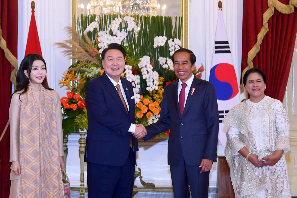 jokowi's tweet photo. Saya dan Ibu Negara menerima kunjungan resmi Presiden Republik Korea Yoon Suk Yeol dan Ibu Kim Keon Hee, di Istana Merdeka, hari ini.

Seusai serangkaian penyambutan kenegaraan, saya dan Presiden Yoon Suk Yeol beserta delegasi melakukan pertemuan bilateral. Di saat yang sama Ibu Negara mengajak Ibu Kim Keon Hee untuk minum teh bersama di Ruang Jepara. 

Dalam pertemuan bilateral tadi, saya mengangkat sejumlah isu untuk dibahas bersama, di antaranya mengenai peningkatan kerja sama investasi antara Indonesia dan Republik Korea dalam pengembangan ekosistem industri kendaraan listrik. 

Selain itu, saya mendorong peningkatan kerja sama di bidang pertanian dan ekonomi hijau disertai harapan agar produksi pertanian Indonesia dapat memiliki akses yang lebih besar di pasar Korea. 

Isu lain yang kami bahas adalah soal kerja sama di bidang pengembangan infrastruktur transportasi dan kesehatan, pembangunan Ibu Kota Nusantara, serta pengiriman dan perlindungan pekerja migran Indonesia.