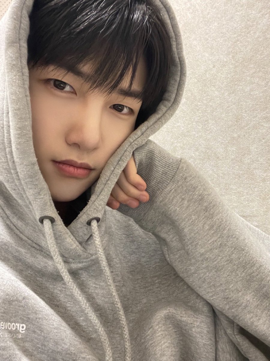 dkz_dy's tweet photo. #세현 #SEHYEON
오늘은 불금🎉
아리들 즐거운 하루 보내길 바라요! https://t.co/1GPAa4Bs6N