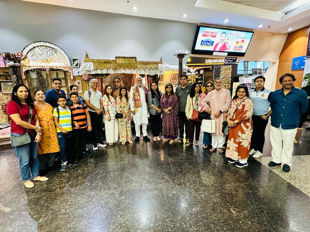 PRupala's tweet photo. Many minds, many thoughts all aligned towards nations growth.

Met the teachers from different schools at Indore Airport who were traveling from Delhi. https://t.co/3ZUu6A013Z