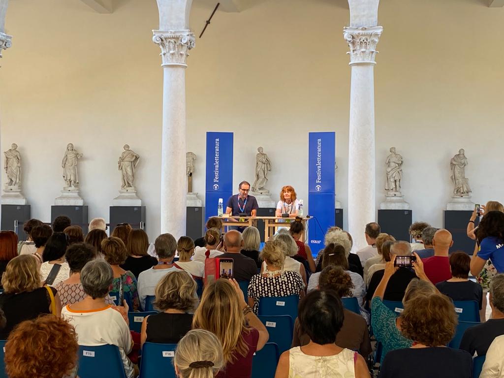 sellerioeditore's tweet image. "L'umorismo non si insegna", o quasi :)  incontro con @GiampaSimi e #stefaniabertola al @festletteratura di #Mantova #FestLet