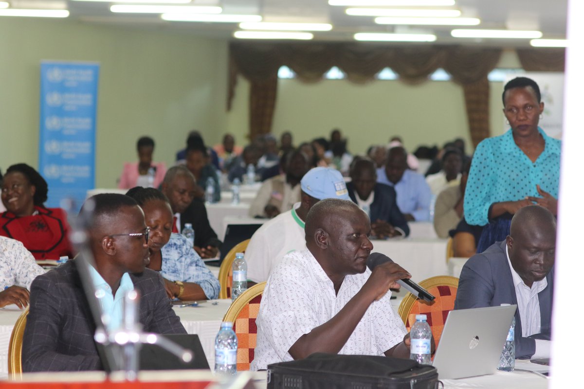 WHOUganda's tweet image. The district health managers will assemble mobile vaccination teams to conduct targeted preventative #vaccination of 11,096 front-line healthcare workers in areas at   risk of outbreaks.@WHO thanks the International Coordinating Group for the vaccines, &amp;amp; @gavi for the funding.