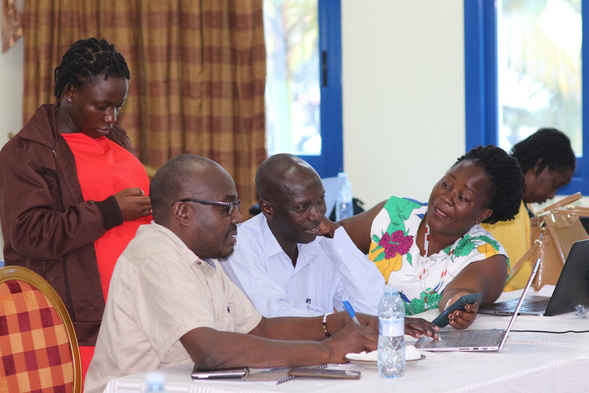 WHOUganda's tweet image. The district health managers will assemble mobile vaccination teams to conduct targeted preventative #vaccination of 11,096 front-line healthcare workers in areas at   risk of outbreaks.@WHO thanks the International Coordinating Group for the vaccines, &amp;amp; @gavi for the funding.