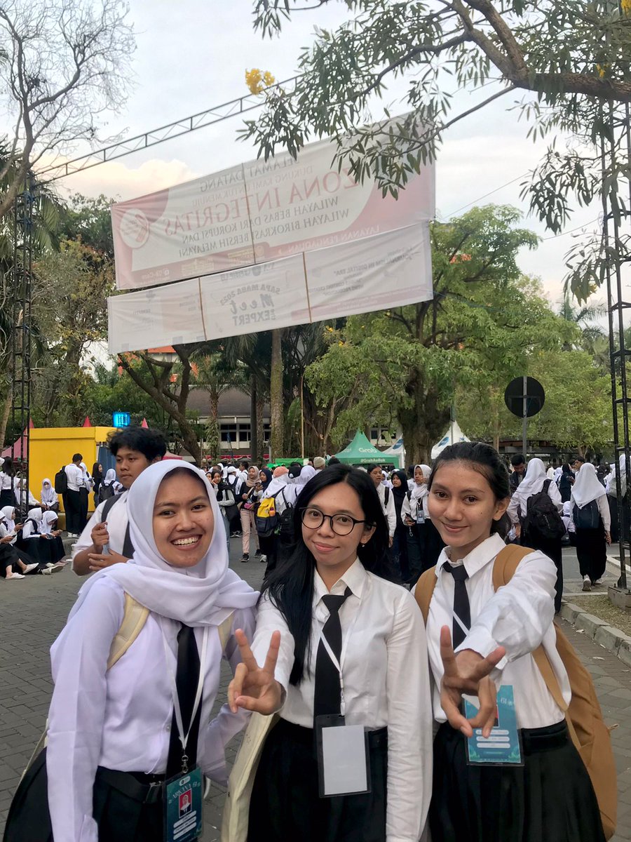 Jclncya's tweet photo. Nama : Joceline Cristasyha
Fakultas : Ekonomi dan Bisnis
Cluster 34

Review Dialog Perspektif Cakrawala

#RAJABrawijaya2023 #Rabraw2023Sukses 
#ARKANA61 
#6ELORA1NOVASI #PKKMBUB2023 #UniversitasBrawijaya #ReviewArkana https://t.co/YrnGf4b57a
