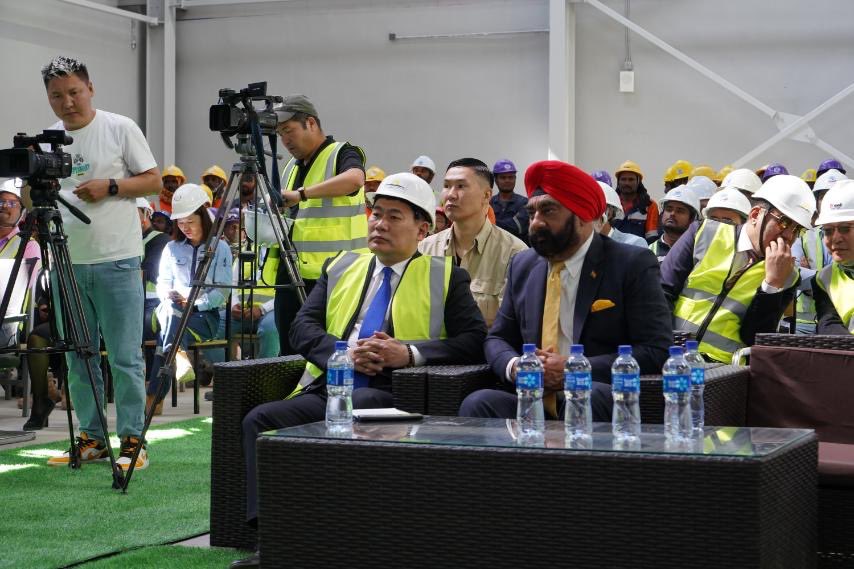 Ерөнхий сайд Л.Оюун-Эрдэнэ Дорноговь аймгийн Алтанширээ суманд баригдаж буй Газрын тос боловсруулах үйлдвэрийн төслийн явцтай танилцлаа.

Төсөл дөрвөн үе шаттай, 1, 2, 3-р багцын ажлууд саадгүй үргэлжилж байна. Үйлдвэрийн гаднах дэд бүтцийн ажлын хүрээнд 27 км төмөр зам, 17.5 км