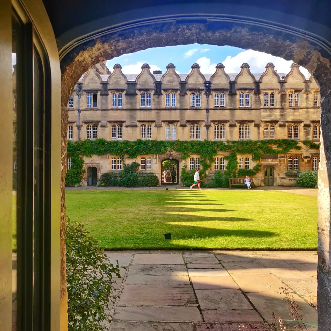 JesusOxford's tweet photo. It's the start of another very warm day at #JesusCollegeOxford, but when your place of work looks this wonderful, that's fine with us! 💚😎
#UniversityOfOxford #septemberheatwave #staycool https://t.co/whrNmBI0Ti