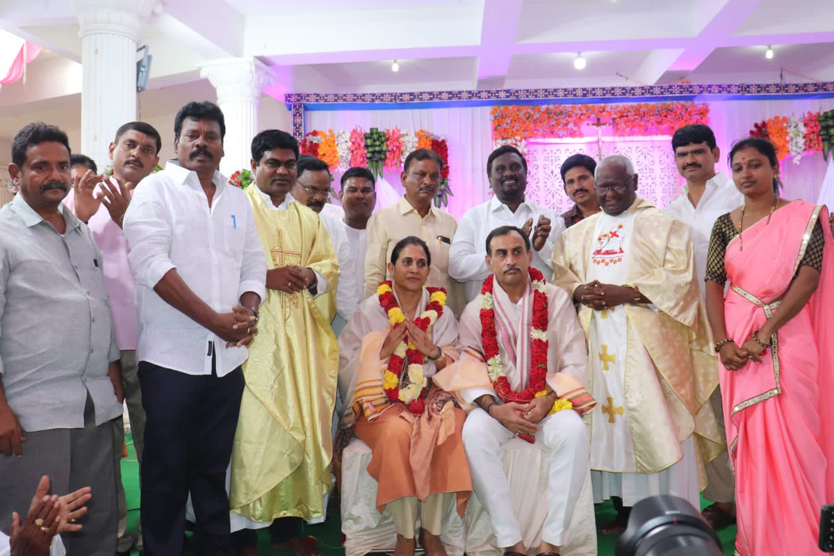 ReddeppagariSVR's tweet photo. కడప నగరంలోని మహావీర్ సర్కిల్ లో ఉండే మేరీ మాత చర్చి తిరునాల సందర్భంగా అక్కడికి నా సతీమణి కడప టీడీపీ ఇంచార్జి మాధవి రెడ్డి తో కలిసి వెళ్లి ప్రత్యేక ప్రార్థనలు చేసి ఫాదర్ గారి ఆశీర్వాదం తీసుకోవడం జరిగింది....

#kadapa #MaryMathaChurch 
#RSrinivasaReddy #KadapaVasu https://t.co/1vZ9jtfznl