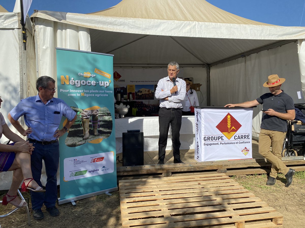 sebastien_evain's tweet image. En direct des #TerresDeJim pour la remise des prix du challenge #NegoceUp en partenariat avec @NegoceAgricole @AgriSOI et @SyngentaFrance !

Bravo aux lauréats : @farmleap @VeragrowA et @ViaVegetale !