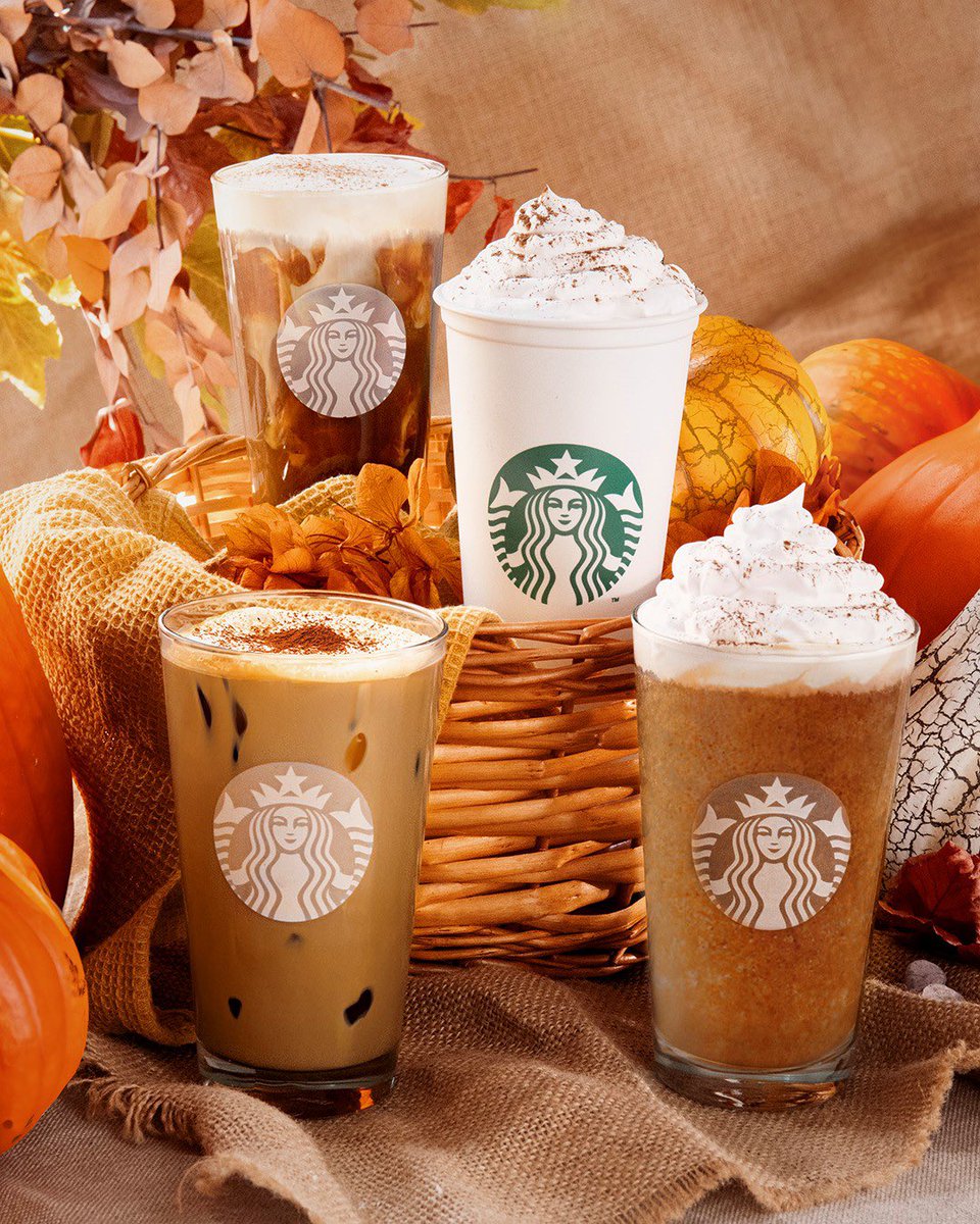 StarbucksPTG's tweet photo. O nosso favorito da temporada está de volta. Disponível em todas as suas versões: Pode deliciar-se com o Clássico #PumpkinSpiceLatte na versão Hot, Iced ou Frappuccino® e o Pumpkin Cream Cold Brew. #PSLisback 🎃 🍂 ☕️ https://t.co/xR9nF74yXt