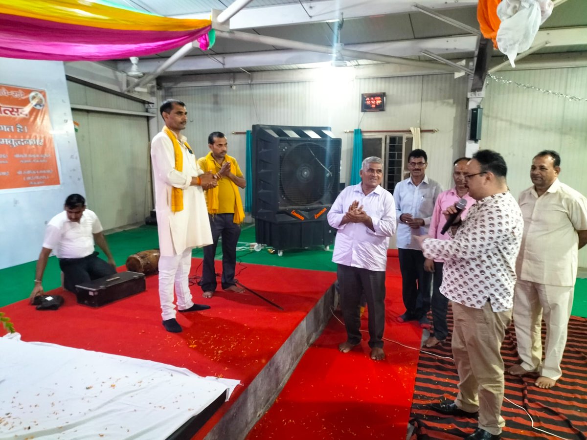 सेनानायक महोदय द्वारा सेवानिवृत मुख्य आरक्षी श्री रामकिशन व उनकी टीम को सुंदर भजनों के प्रस्तुतीकरण हेतु 5100 रू0 के नकद पुरुस्कार से सम्मानित किया गया तथा अंत में प्रसाद वितरण भी किया गया I