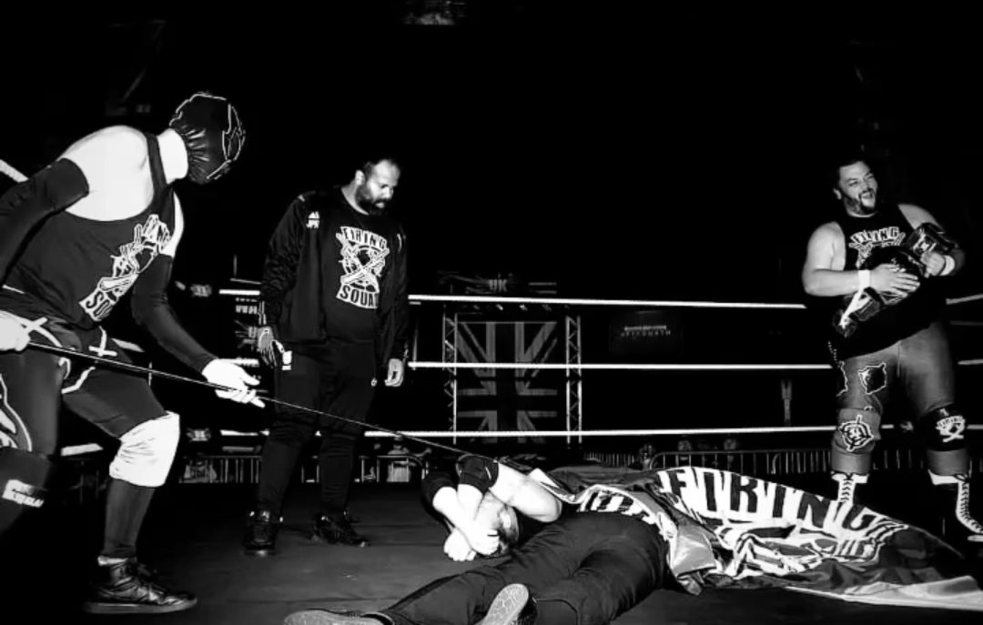 damianblackuk's tweet photo. Tonight. The first UK Wrestling Showdown of MY Era. Tune in live!

https://t.co/lsFemhytsg

#Silencer #SilencerEra #KingQuiet
.
#FiringSquad #SQUAD #GunsUp👆
.
#wrestling #ukwrestling #britwres

@_The_Uther_One @JPR4LIFE https://t.co/NPr6B3JknN