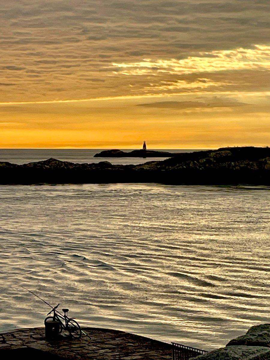 creme99's tweet photo. Early morning looking towards Muglin’s Lighthouse, Dalkey. 🧡 #September https://t.co/TsD4yhCJHr