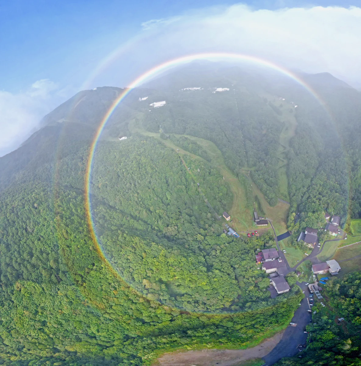 志賀高原 SHIGA KOGEN в X: „虹って丸いんですね🌈👀✨ #虹 #上信越