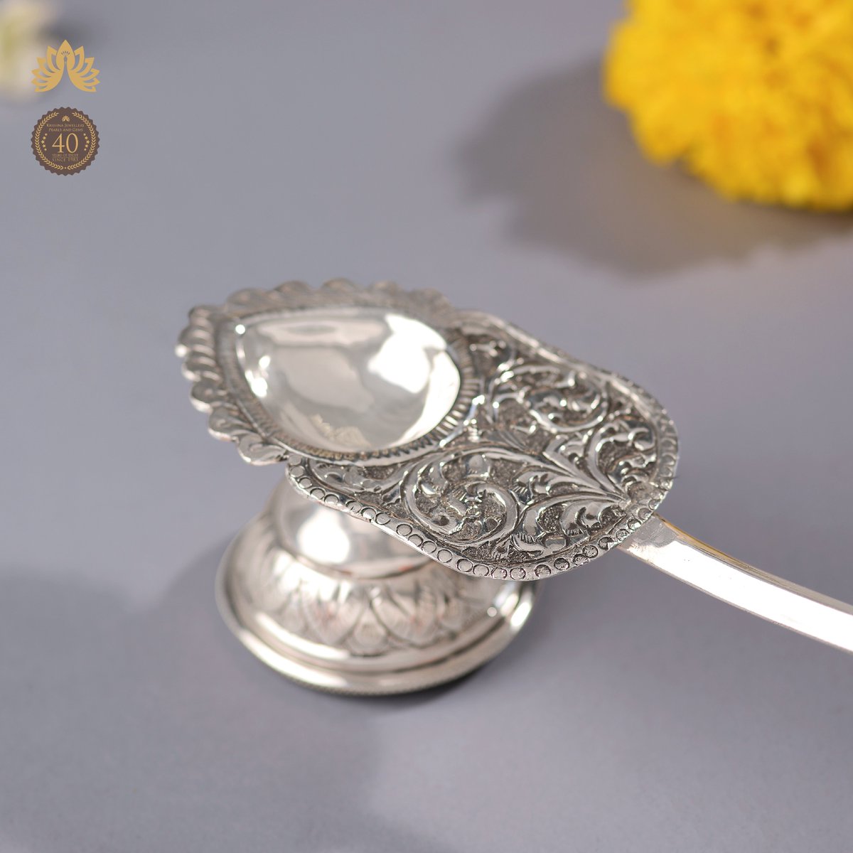 KrishnaSilver36's tweet image. ►WhatsApp Us:wa.link/bxtv
►Call/Video Call+918499011111 A pooja harathi is a traditional way to offer Harathi at home or at a temple.
 ►Explore our Latest Collection instagram.com/krishna.house.…
 #KrishnaSilver36 #silverharathi #silverpoojaitems