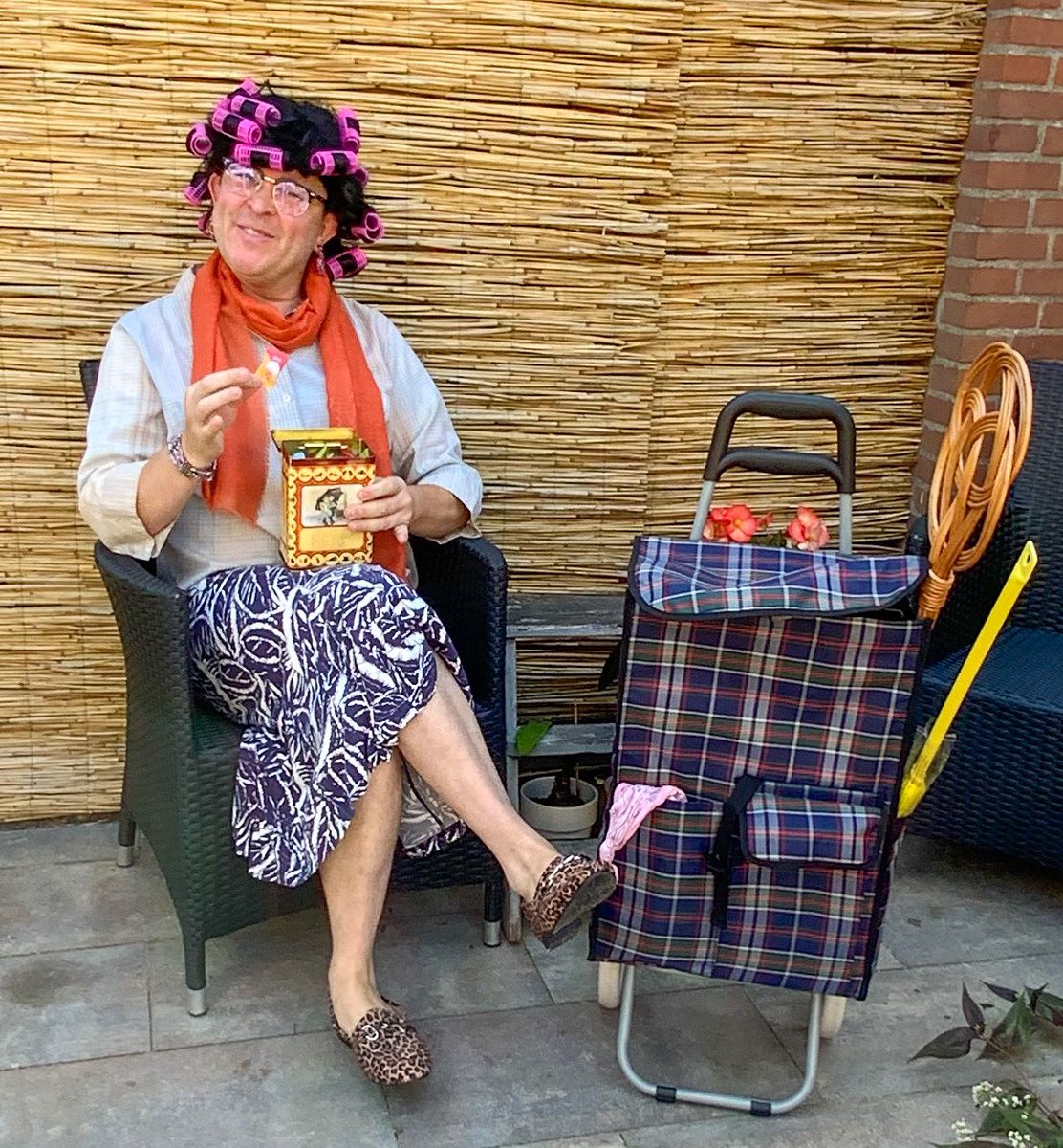 Aagje zit vandaag lekker in de schaduw. Morgen op de braderie in #Sliedrecht van <a href="/SamenSldrcht/">Samen voor Sliedrecht</a> lekker kletsen met iedereen en prachtige beelden #livingstatue bekijken. Kom jij ook snuffelen bij de kraampjes, genieten van muziek en straattheater of drankje doen op een vd terrassen