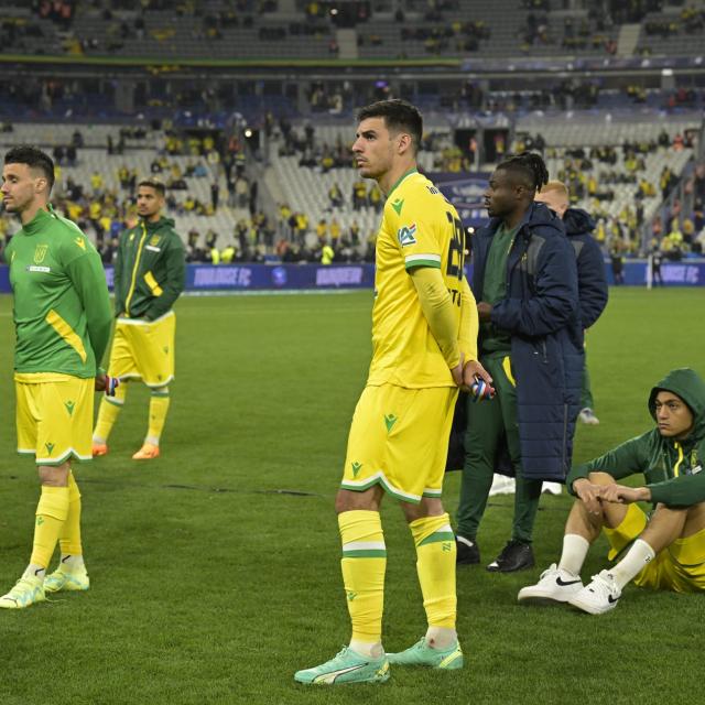lequipe's tweet photo. Fabien Centonze a été mis à pied par le FC Nantes en raison, notamment, de paroles déplacées envers l'entraîneur, Pierre Aristouy. https://t.co/GN99mQx2LE https://t.co/XywROws0iM