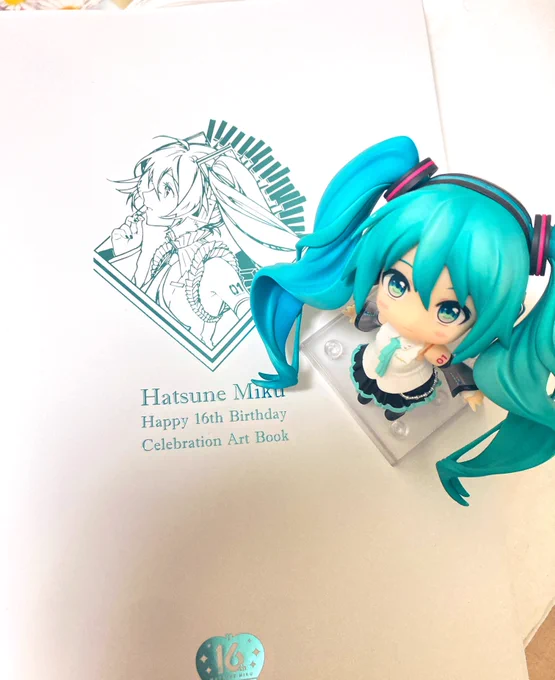pixivさんからイラコンの画集を頂きました!!色んなミクさんが見れて幸せになれる1冊ですこのような素敵な画集に掲載いただき本当に嬉しい… 