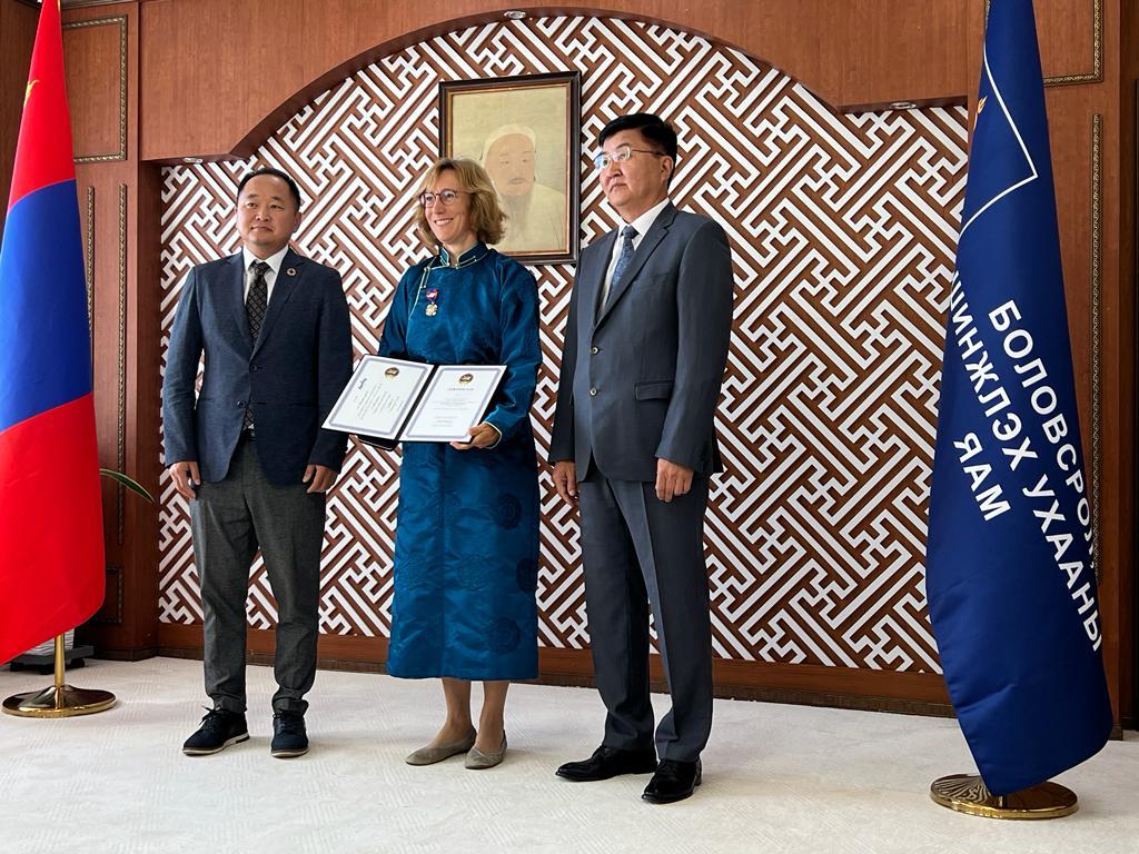 We sincerely congratulate our colleague Ursula Brosseder <a href="/UBrosseder/">Ursula Brosseder</a>, who was awarded the Nairamdal Medal of #Mongolia today for her achievements in the long-standing, bilateral cooperation in the field of #archaeology. 1/3
#LEIZA #LEIArchaeology