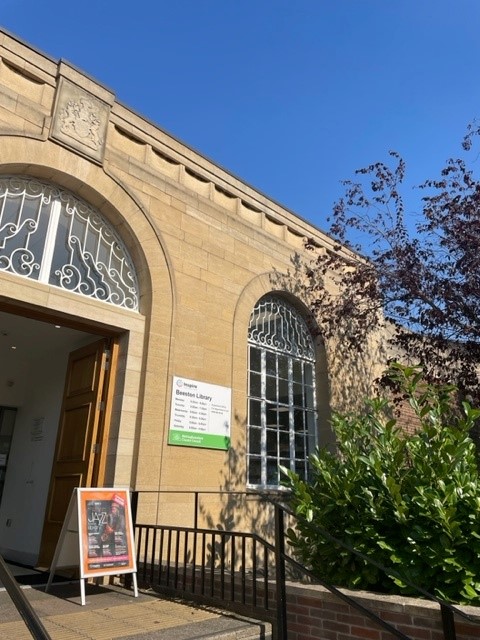 NottsLibraries's tweet photo. Inspire Libraries on air! 📻 🎤 

@BBCNottingham paid Beeston Library a visit to talk about our summer success and why the library means so much to the local community ❤️

Catch up on our feature and interview with our CEO @petergaw: https://t.co/rjXmXN8KV0 https://t.co/hLyAegtd8l