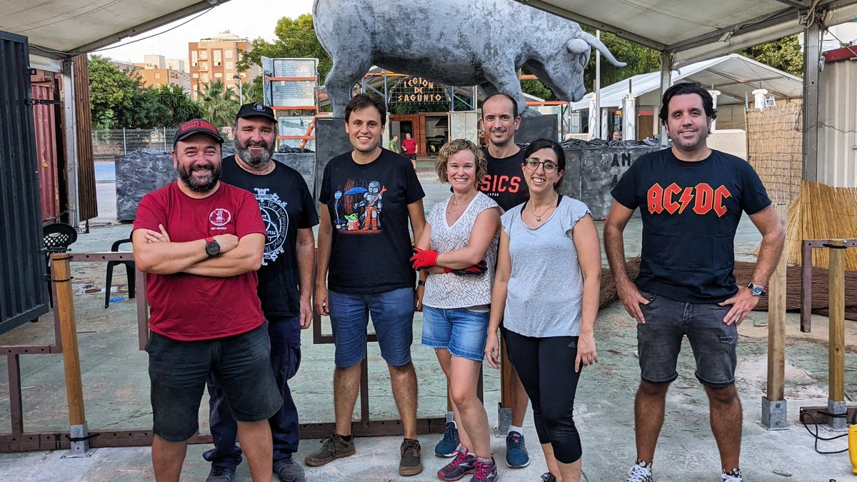 Concluye un nuevo día de montaje. Poco a poco va cogiendo forma nuestro campamento!