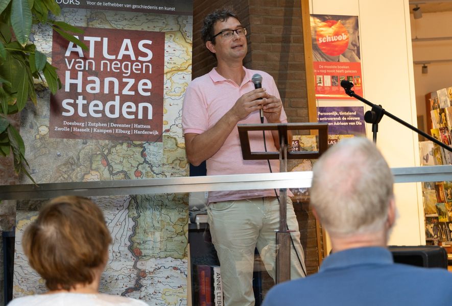 MarketingOost's tweet image. Gisteren is het 1e exemplaar van de 'Atlas van negen Hanzesteden' overhandigd aan burgemeester Ron König door Marti Heutink. Deze unieke uitgave is speciaal in kader van Hanzejaar 2023 uitgegeven door @WBOOKS in samenwerking met @Hanzesteden  Marketing.

marketingoost.nl/atlas-van-nege…