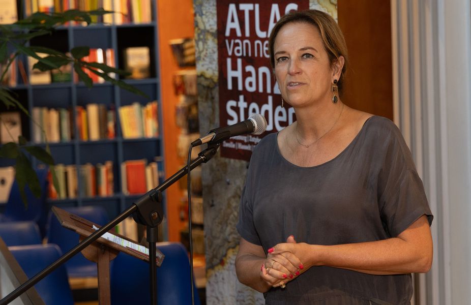 MarketingOost's tweet image. Gisteren is het 1e exemplaar van de 'Atlas van negen Hanzesteden' overhandigd aan burgemeester Ron König door Marti Heutink. Deze unieke uitgave is speciaal in kader van Hanzejaar 2023 uitgegeven door @WBOOKS in samenwerking met @Hanzesteden  Marketing.

marketingoost.nl/atlas-van-nege…