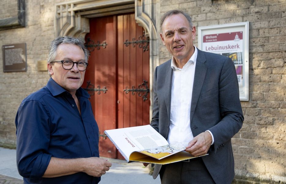 MarketingOost's tweet image. Gisteren is het 1e exemplaar van de 'Atlas van negen Hanzesteden' overhandigd aan burgemeester Ron König door Marti Heutink. Deze unieke uitgave is speciaal in kader van Hanzejaar 2023 uitgegeven door @WBOOKS in samenwerking met @Hanzesteden  Marketing.

marketingoost.nl/atlas-van-nege…