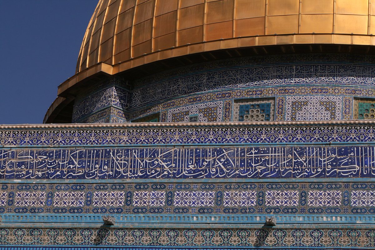 FunciCulture's tweet photo. We wish you a beautiful Jumu'ah day, or Friday gathering for Muslims 📿, as well as a happy weekend.

On the 📸, a detail of the dome of the Rock Mosque 🕌 in Jerusalem.

#islam #mezquita #mosque #Jumuah #jumuahmubarak💕 https://t.co/XcaoegaXZR