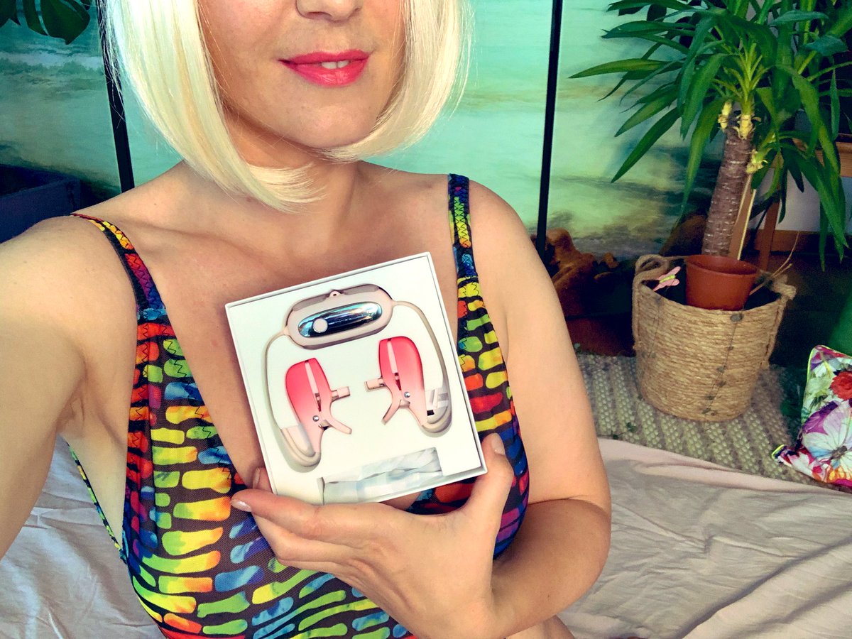 Today we’re gonna plaaaayy… “pull my nipples on the beach”  
Online now. 

chaturbate.com/in/?tour=dT8X&…