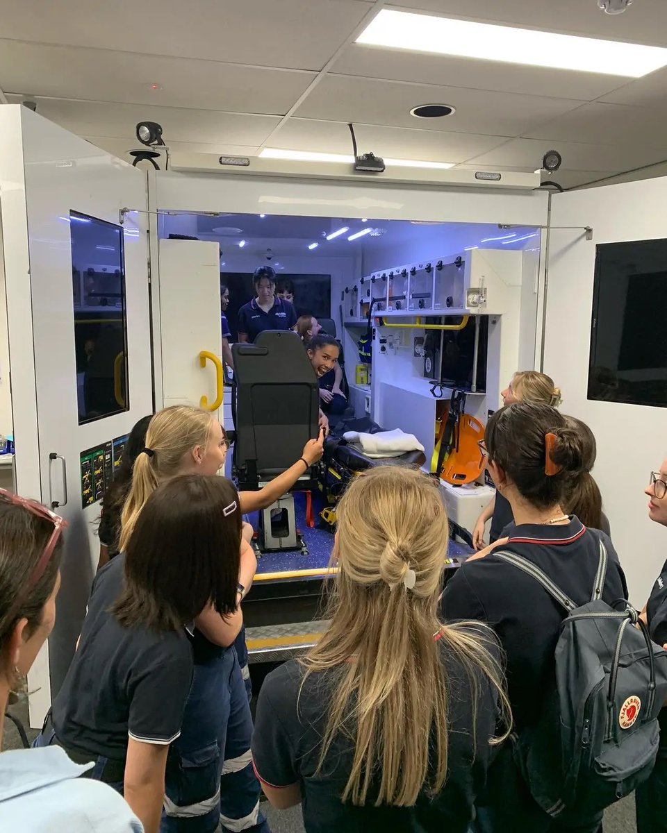 GriffithMidwife's tweet photo. Interprofessional learning in action. 2nd year midwifery students work with 3rd year paramedicine students immersive simulation PPH homebirth. Getting ready for publicly funded  homebirth in Qld  @GriffithNursing @Griffith_Uni @Griffith_Health https://t.co/9CnwQG3wLc
