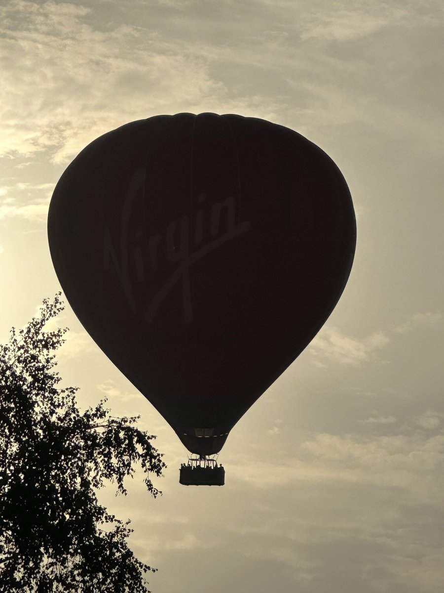 JohnRyeland's tweet photo. Dawn Flight #henleyonthames #hotairballoon https://t.co/TacytAb5H4
