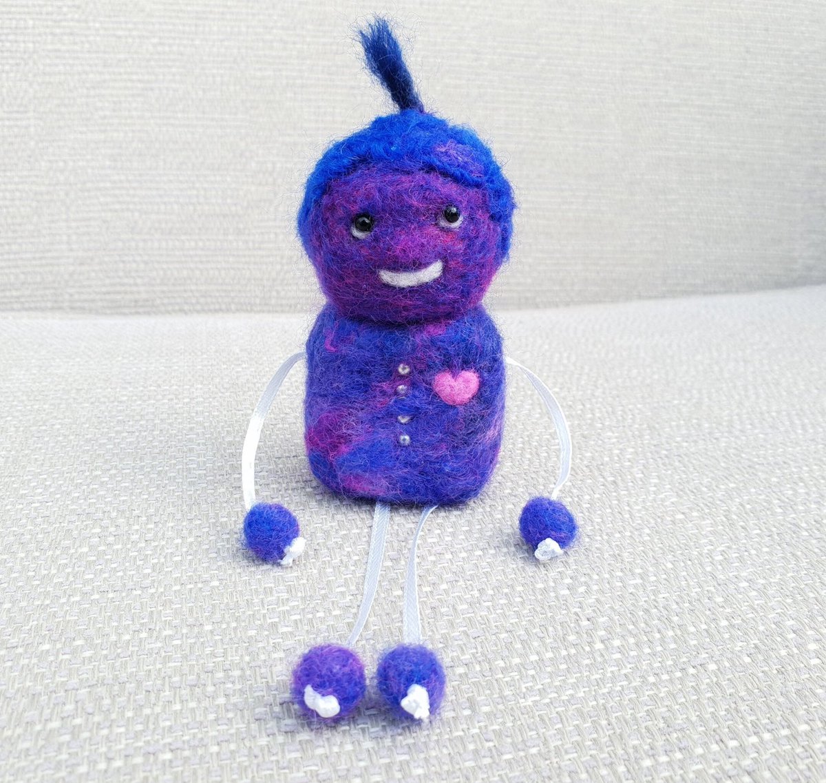Happy Friday! I was feeling a bit loopy when I created this! I wonder if anyone would like to pop him on their bookshelf? I’m sure you won’t find another one like him 😁💜 etsy.com/listing/125576… #etsy #robot #book #handmade #elevenseshour #uniquegifts