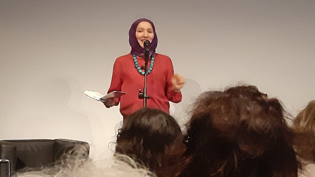 Full House gestern im @lwlmkk: Kübra Gümüşay <a href="/kuebra/">Kübra Gümüşay</a> nimmt uns mit auf eine Reise durch die Sprache. Wie beeinflussen die Wörter, die wir (nicht) zur Verfügung haben, unsere Wahrnehmung? Ganz entscheidend! Der Abend hallt noch lange nach.