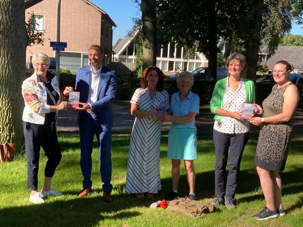 Gedeputeerde <a href="/WMeeuwissen/">Willemien Meeuwissen</a> kreeg de eerste Van Gogh wandelgids uitgereikt door de werkgroepen uit Emmen, Zweeloo en Hoogeveen. Zij hebben hard gewerkt aan het maken van deze mooie gids met daarin vier wandelroutes… 1/2