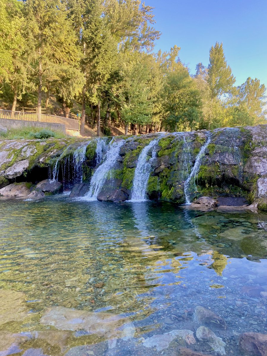 hotelesezcaray's tweet photo. Celebramos que llega el viernes con una #postal auténtica del río de #Ezcaray, con sus puentes y sus paseos. ¡Feliz fin de semana!
 
🛌🏽 @somos_echaurren @ezcaray @PalacioAzcarate
@HotelCasaMasip #HotelPuraVida 

https://t.co/tYb9EA4bwf 
 
#PostalesEzcaray #EsoQueSientesEsLaRioja https://t.co/rarXhzoYCC