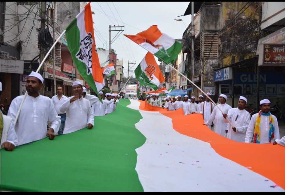 गतदिवस भारत जोड़ो यात्रा के 1 वर्ष पूर्ण होने पर रायपुर में प्र.कांग्रेस कमेटी के अध्यक्ष माननीय दीपक बैज जी के नेतृत्व में गौरवमयी वर्षगांठ पदयात्रा में शामिल होने का सौभाग्य प्राप्त हुआ।

गगनचुंबी अनहद नारा के साथ गूंजायमान हुआ।

*जोड़ो जोड़ो भारत जोड़ो*
*नफरत छोड़ो भारत जोड़ो*