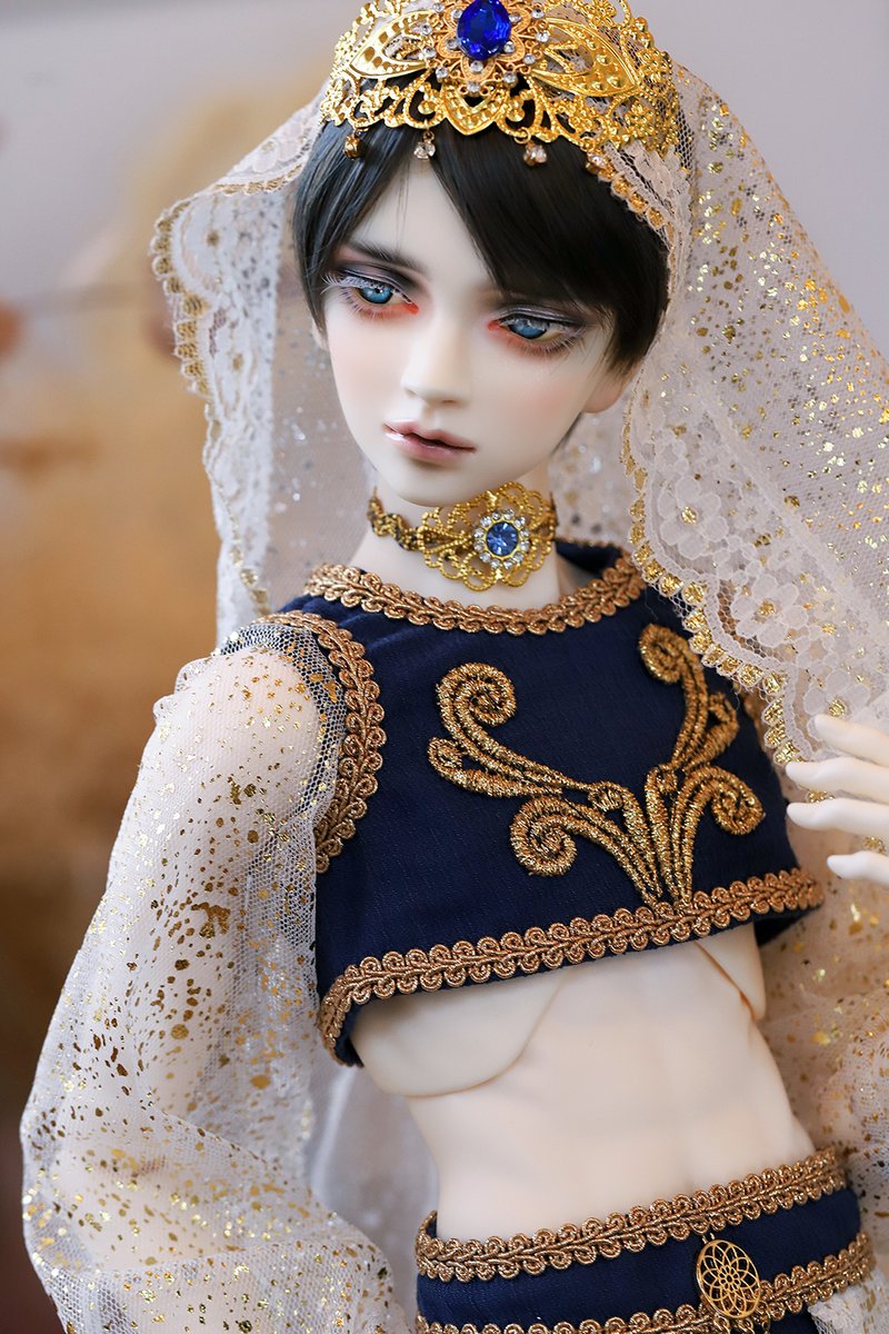 【DOLK×SWITCH】💎世界8体限定💎

──熱砂にたたずむ、千夜一夜の美しき踊り子。

『Ryun:R』がアラビアンナイトの世界から登場！

褐色肌に鳳凰のようにきらめく赤金を纏った兄と、アラバスターの白銀に儚さと色香をひそめた弟。

月夜に舞う踊り子たちをお見逃しなく✨

➡dolk.jp/pages/special/…