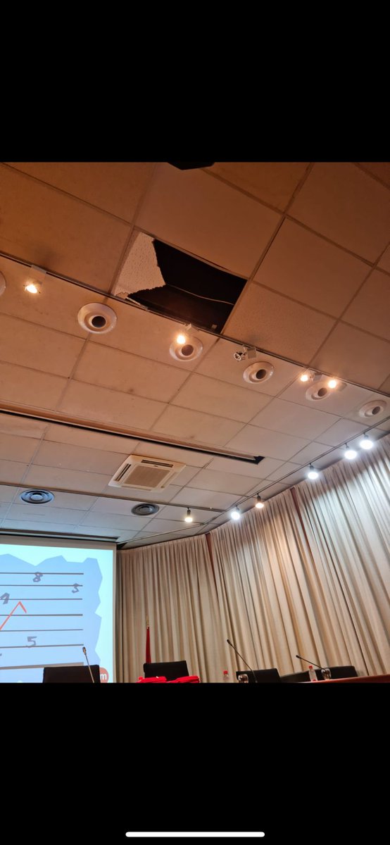 RosaRodaNews's tweet photo. 👉El paraninfo de la UMU permanece cerrado porque el pasado mes de junio, tras episodio de lluvias, se cayó el techo y no hay dinero para arreglarlo. El presupuesto de la UMU es TAN ajustado que no hay margen. 
👉Tres años al límite y sin plan de plurianual de financiación. https://t.co/qNdzOLlrUI