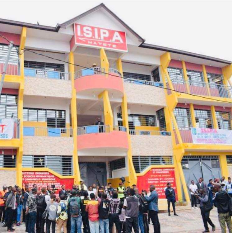YvesBuya1's tweet photo. #RDC #ISIPA: Alerte Alerte Police:
Ruphine Luyeye épouse de feu Martin Ekanda dévoilée! Ella a encore recruté des Kuluna se faisant passer pour des étudiants d'ISIPA pour perturber les activités Académique.. https://t.co/ntc0x2tHc8