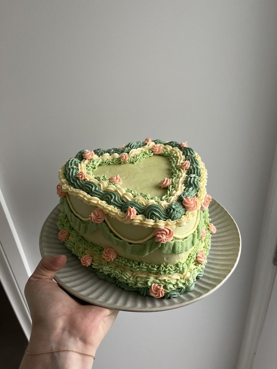 fIeababe's tweet photo. first time making a vintage heart cake and i’m very proud of it🥰 for my gf’s birthday! https://t.co/QOdTTCiL2K