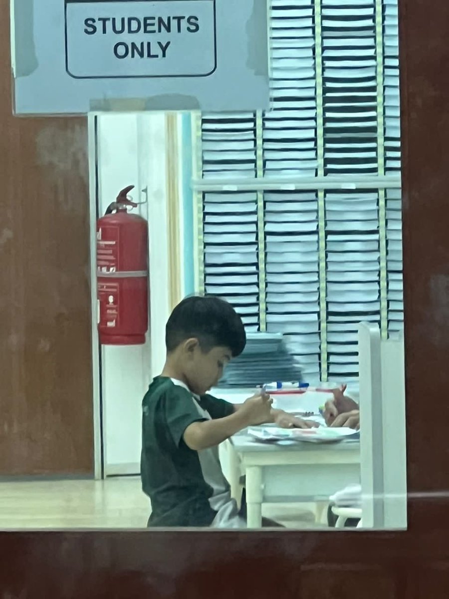 norreen143's tweet photo. Can u imagine, dah besar anak bongsu aku ni. Rasanya macam dah boleh tambah 1 lagi. Tapi aku nervous nak beranak. Saat masuk LR tu tuhan je lah tahu berdebar dia macam mana. Zasssss, anak aku keluar ikut tingkap. 

Any moms here nak pregnant lagi tapi nervous ? https://t.co/KGrnbEVNN1
